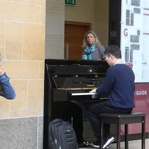 赵薇被扒开内裤无遮挡
